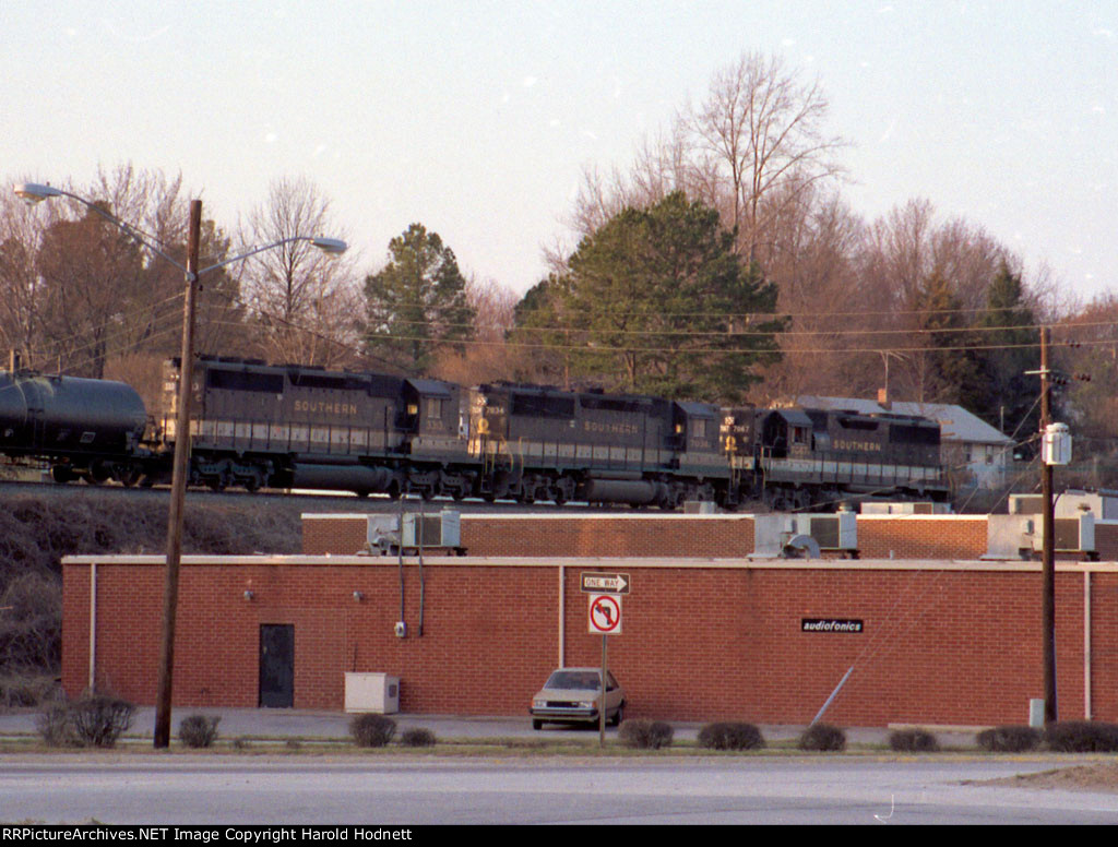 SOU 7047 leads a train towards Glenwood Yard